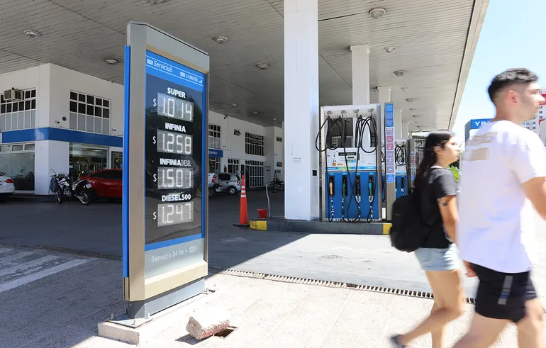 Nuevo aumento de combustibles: cuánto cuesta el litro a partir de este viernes Nuevo aumento de combustibles: cuánto cuesta el litro a partir de este viernes